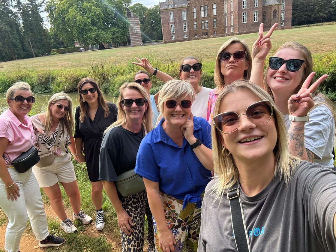 Team Kempen geniet van nazomer en teambuilding Team Kempen trok naar Westerlo voor een sportieve teambuilding, afgesloten met ontspanning in een gezellige zomerbar.