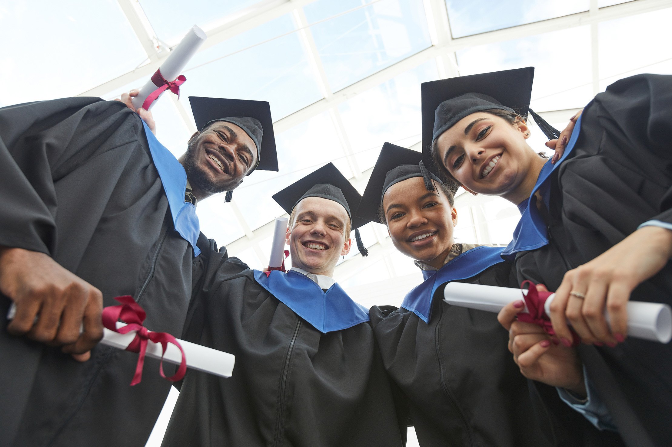 Wat regelen na je afstuderen? Praktische checklist Net afgestudeerd? Ontdek wat je in orde moet brengen na je studies: inschrijven als werkzoekende, ziekenfonds, belastingen en meer.